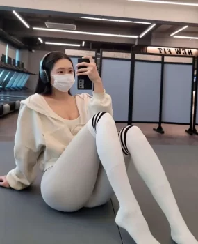 热爱健身运动健身房卖健身卡身材管理小姐姐