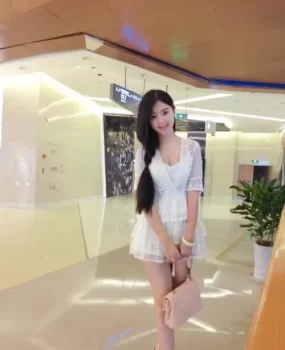 老司机们都上车，看看这妹子值不值！