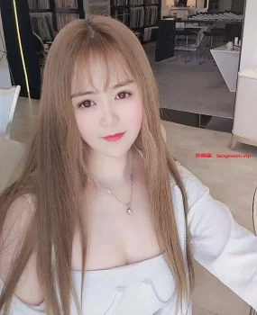 三点粉的大胸妹子