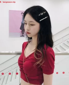 上海浦东骑射美女，胸大逼紧，水巨多