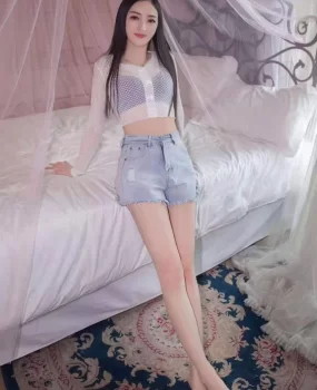 可人大美女，简直人间极.品.！长发蛇腰美.腿.